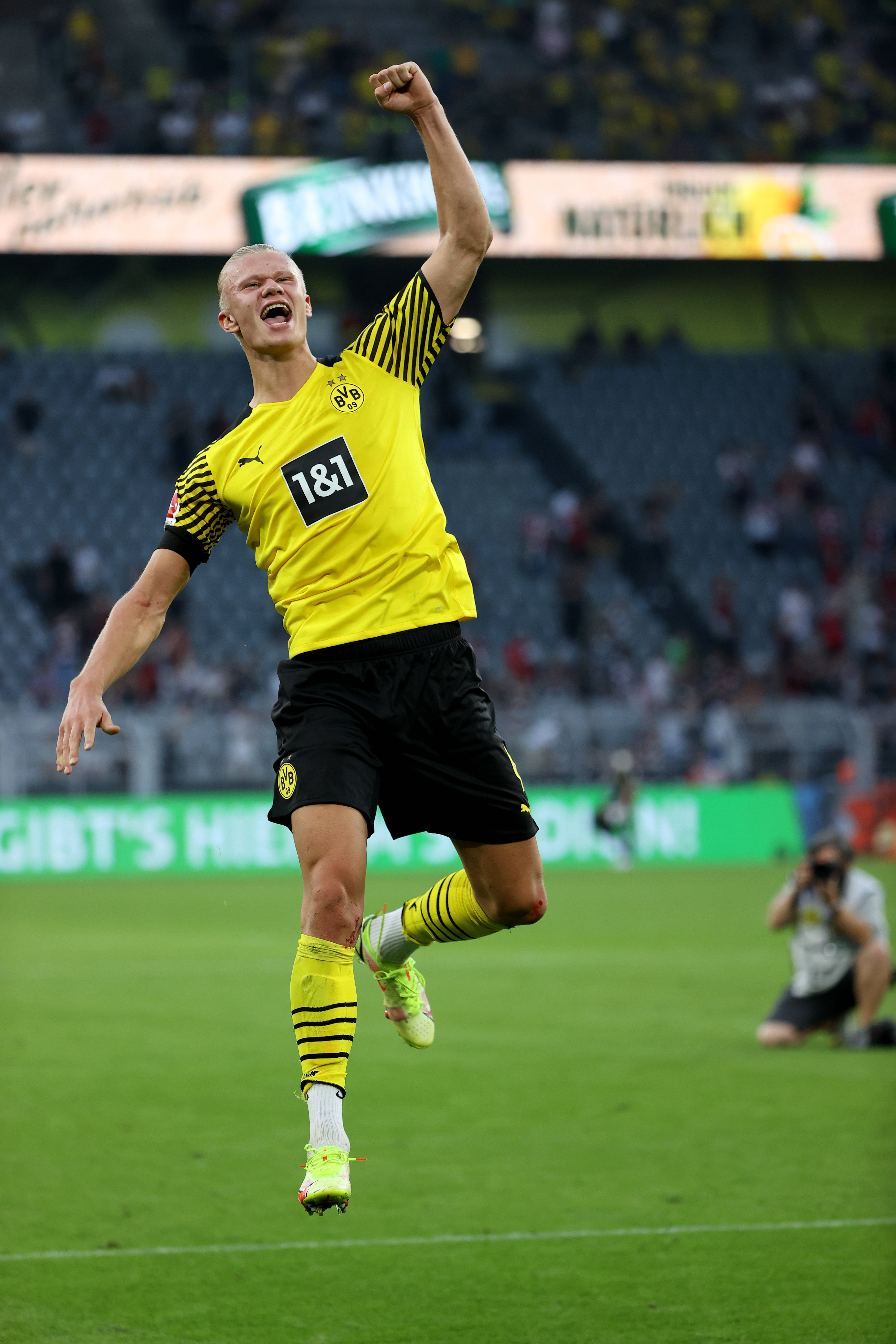 多特蒙德血洗那不勒斯，埃尔林完成帽子戏法