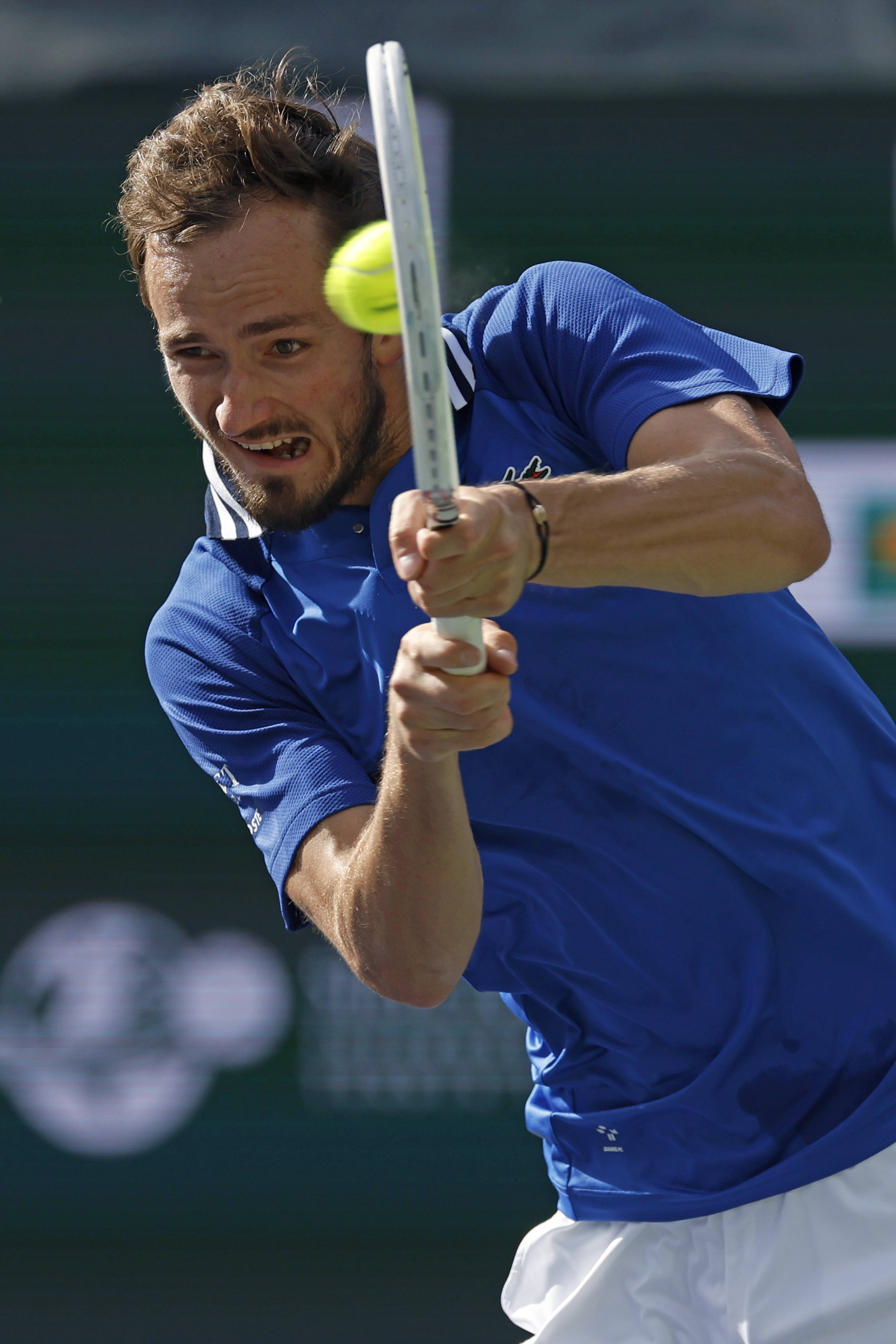 英国网球队力克世界网球队,梅德韦杰夫三分雨点燃全场 英国网球队力克世界网球队,梅德韦杰夫三分雨点燃全场