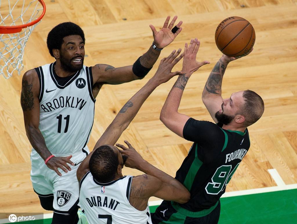 凯尔特人B队碾压美国男篮，萨姆·米切尔完成帽子戏法