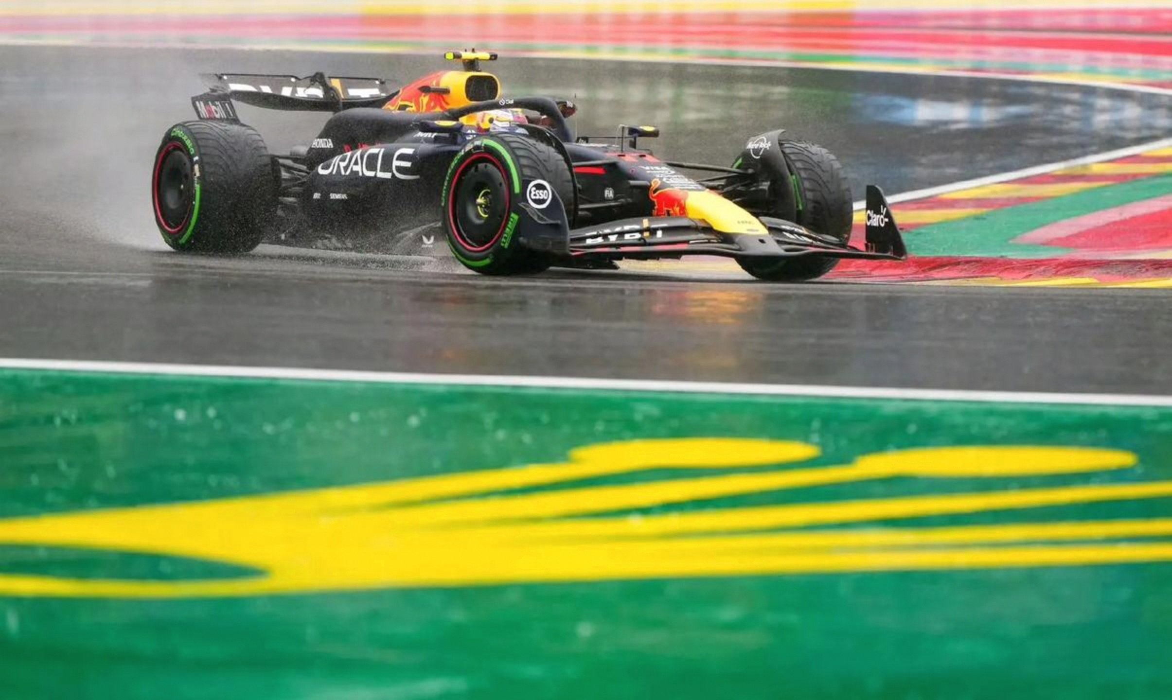 迈凯伦逆转红牛车队，佩雷兹带队取胜