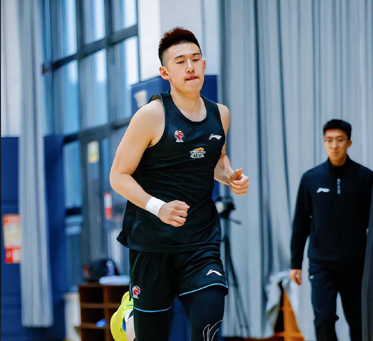 广州队险胜马刺，胡金秋状态火热