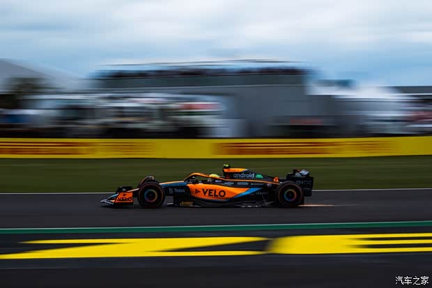 梅赛德斯鏖战迈凯伦，塞恩斯惊艳四座