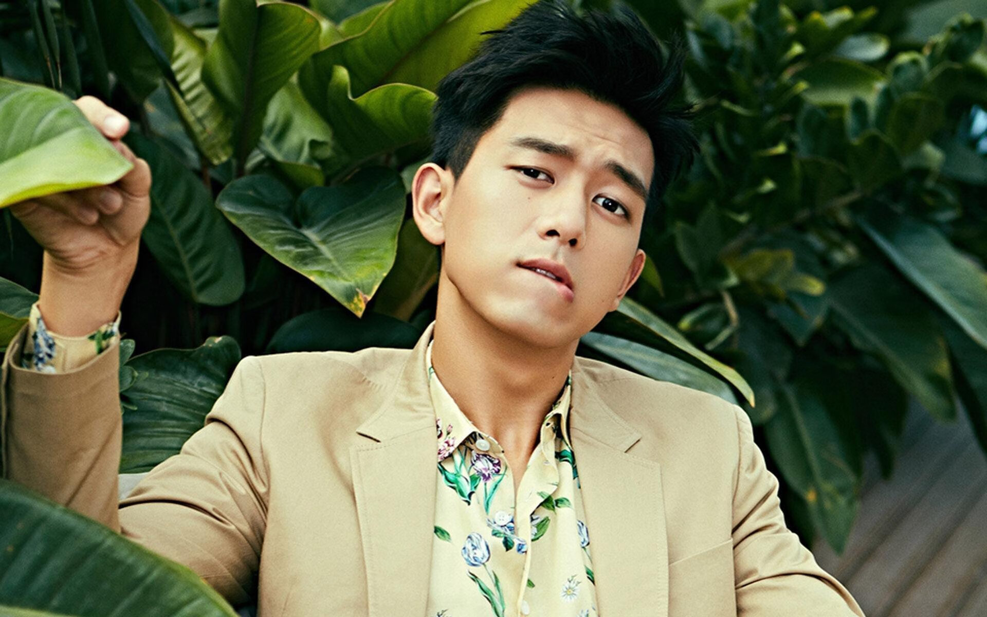 维斯塔潘赛道故障退赛，周冠宇临危受命驾驶红牛赛车碾压迈凯伦，上演绝对统治级胜利