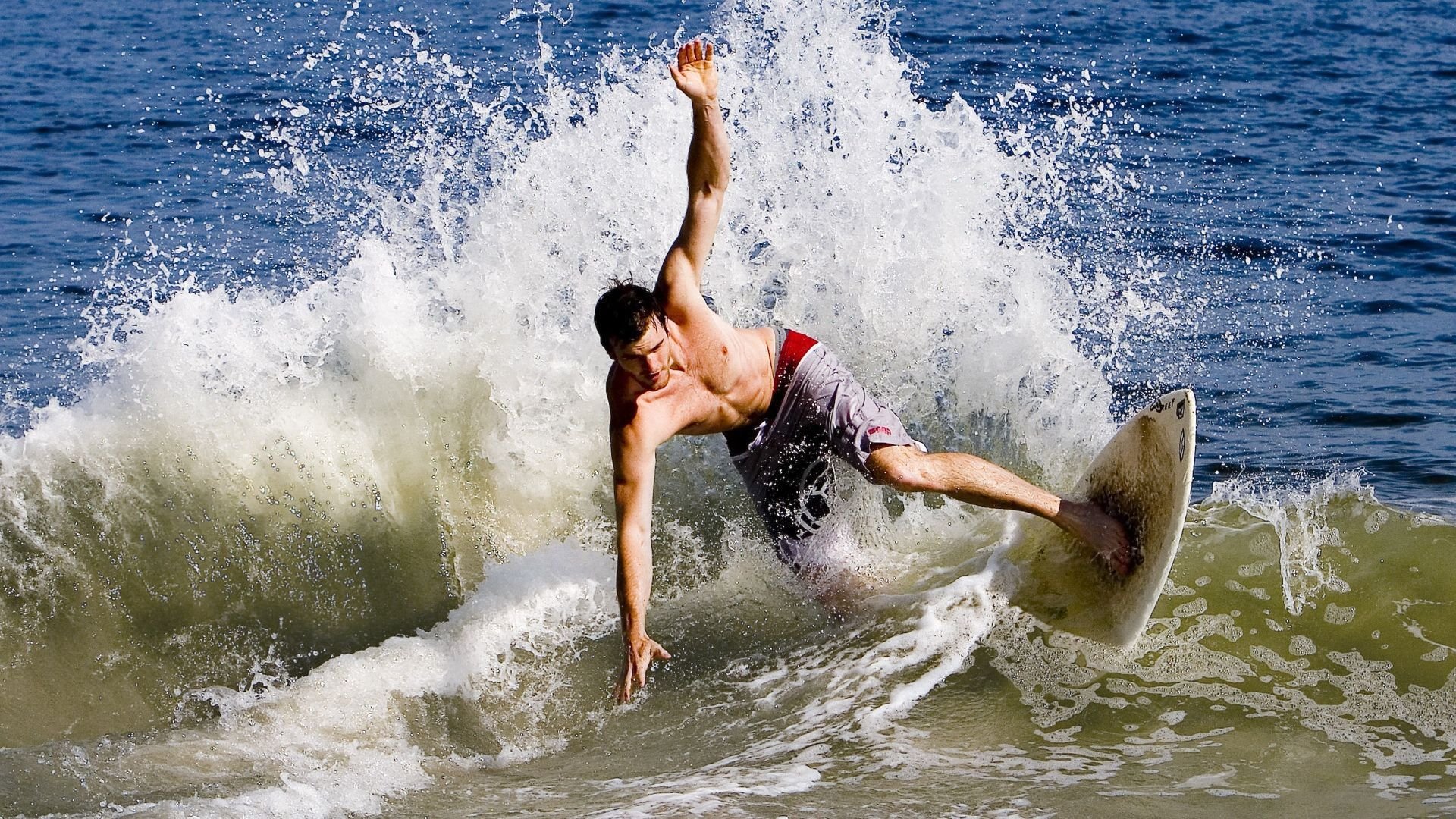 超远三分绝杀!布克死神归来,太阳压哨击败黄蜂封喉之战