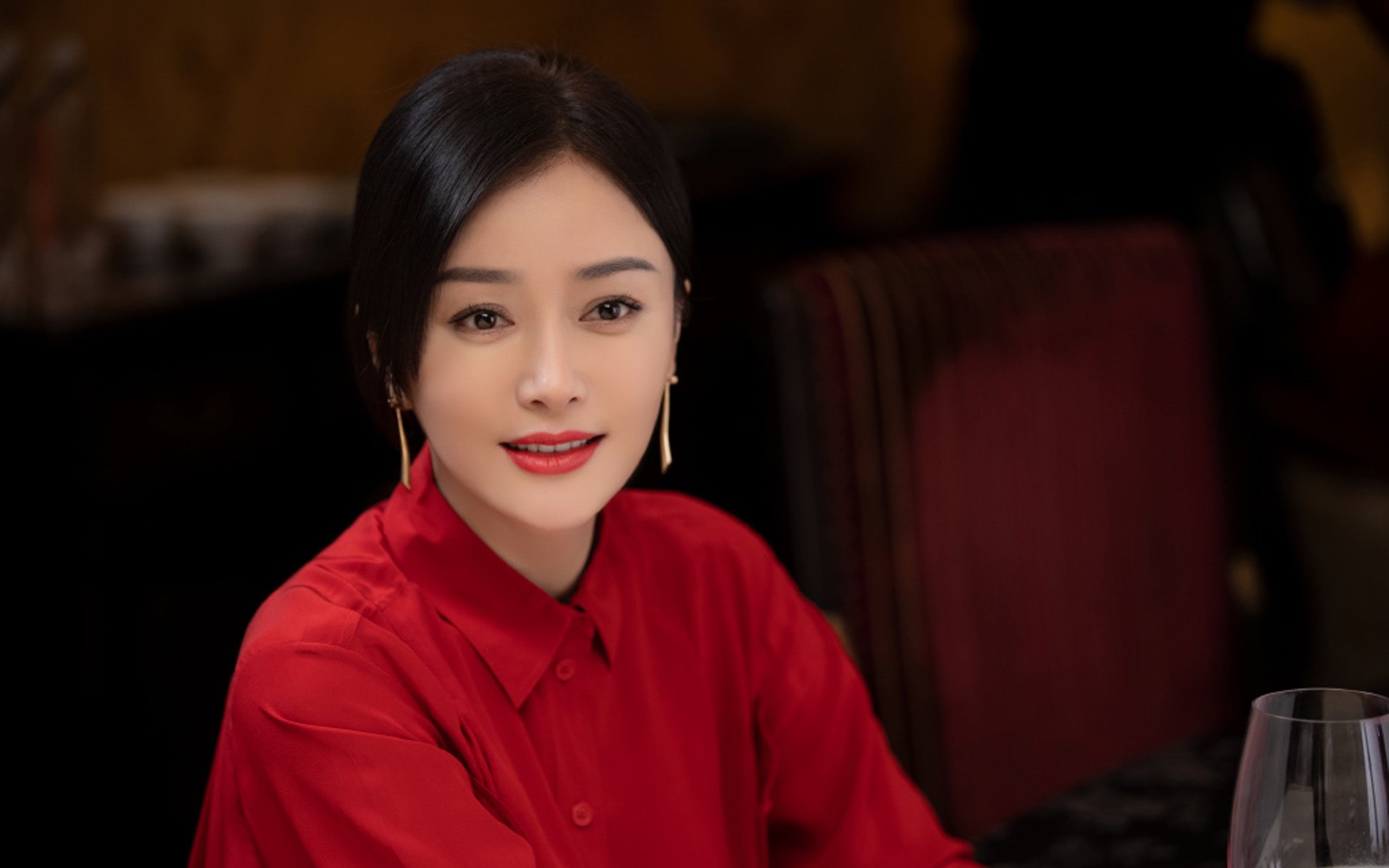 双线闪耀，绿茵场上的战略博弈与篮球场上的坚毅逆袭